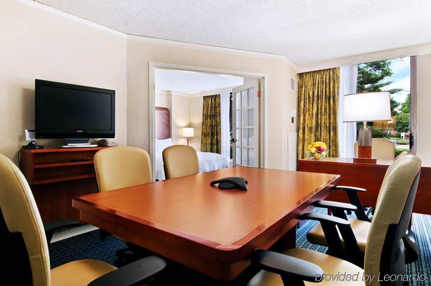 Hilton Atlanta Perimeter Suites Room photo